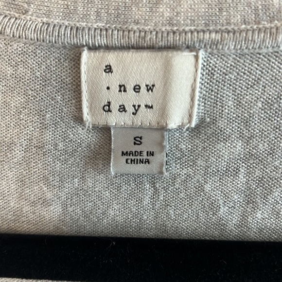 EUC a new day Longline Gray Sweater size small - Picture 3 of 4